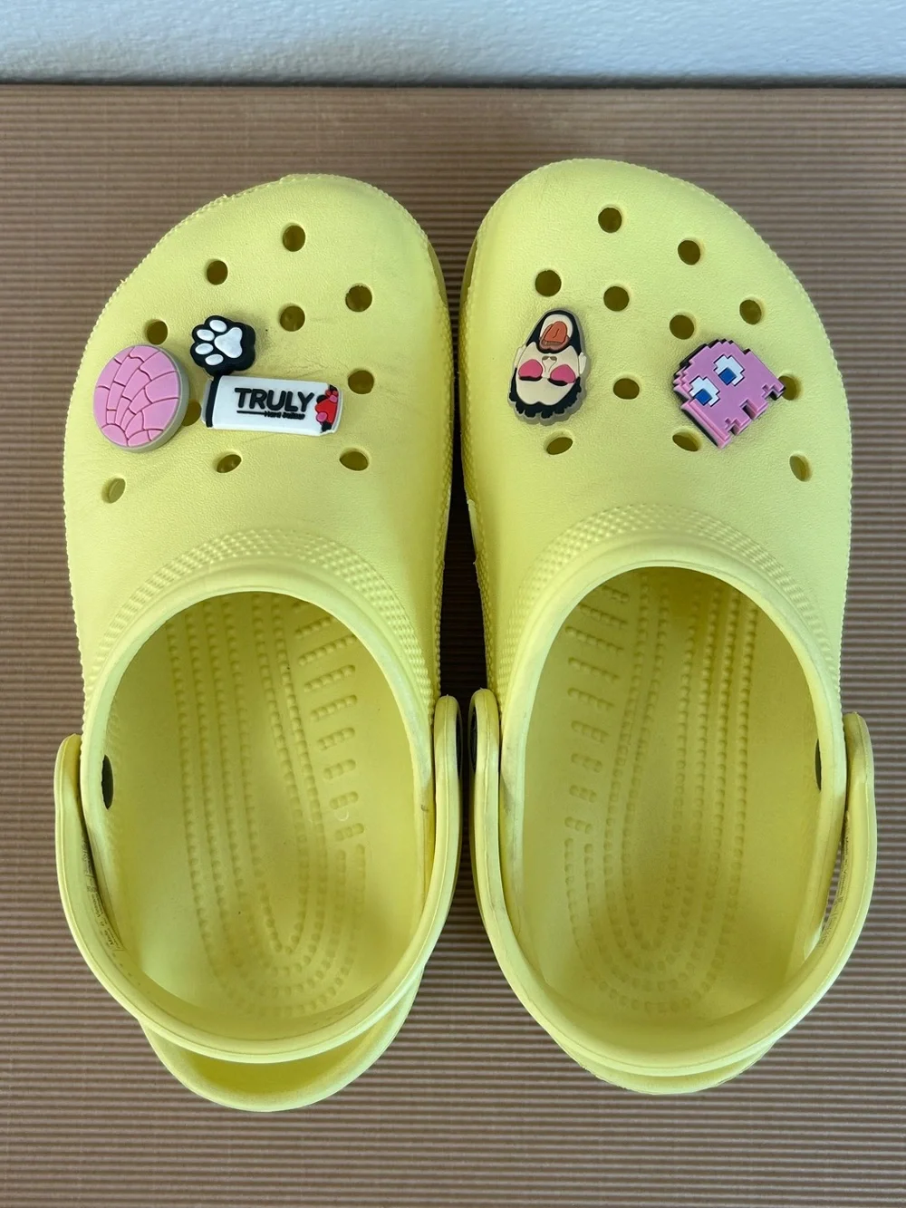 Yellow Crocs Classic Clogs Junior Size J3 Kids 3 With Jibbitz Charms
